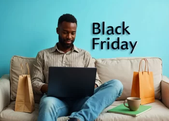 Consumidor comprando online e pesquisando como baratear o frete durante a Black Friday