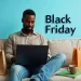 Consumidor comprando online e pesquisando como baratear o frete durante a Black Friday
