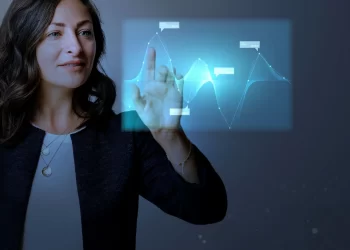 Empresária analisando dados digitais para aprender como usar IA para escalar vendas