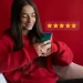 Cliente satisfeita deixando avaliações para e-commerce com cinco estrelas pelo celular