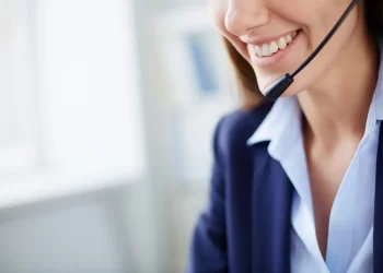 capa do artigo "suporte Melhor Envio" que mostra uma atendente sorrindo