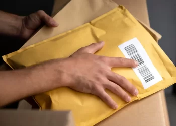 a imagem de capa do artigo encomenda retida pela receita federal que mostra um homem segurando pacotes retidos