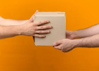 capa do artigo Loggi entrega, que mostrar uma encomenda passando de uma mão para a outra