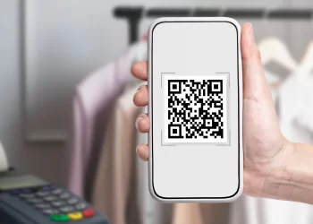 capa do artigo que mostra alguém pagando com qr code pix em uma loja roupas