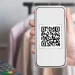 capa do artigo que mostra alguém pagando com qr code pix em uma loja roupas