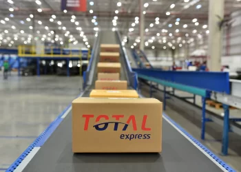 capa do artigo total express que mostra uma encomenda na esteira entrega