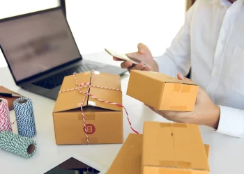 pessoa embalando pedidos em embalagens discretas
