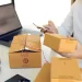pessoa embalando pedidos em embalagens discretas