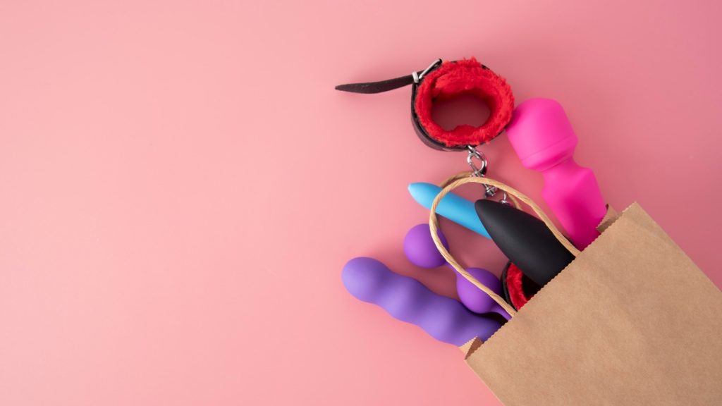 sacola com itens de sex-shop