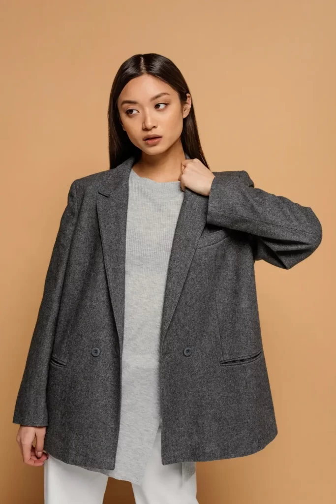 Mulher vestindo um blazer oversized