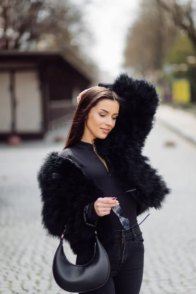 Mulher vestindo casaco de pelo faux fur 