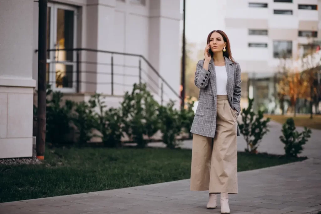 Mulher usando casaco e calça wide leg 