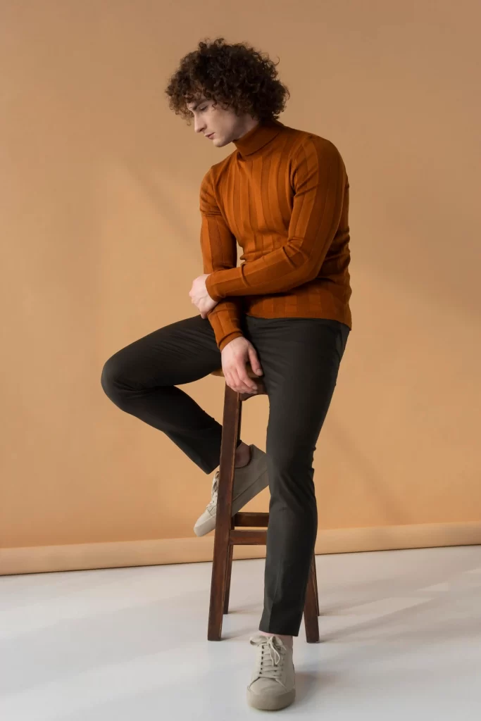 Homem com roupa básica sentado em banco