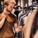 Homem caucasiano em loja de roupa masculina