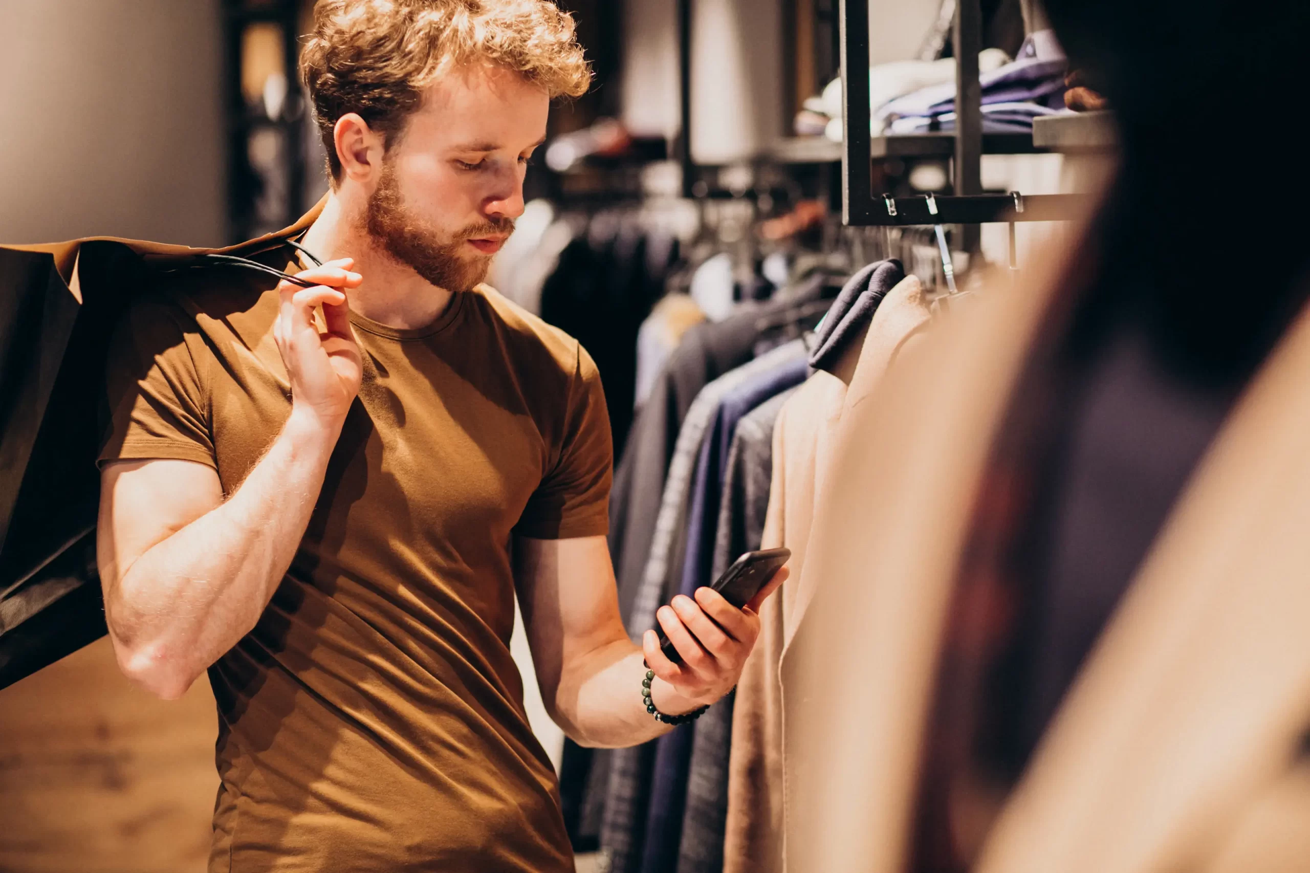 Homem caucasiano em loja de roupa masculina