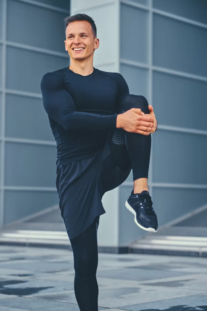 Homem com roupa fitness se alongando
