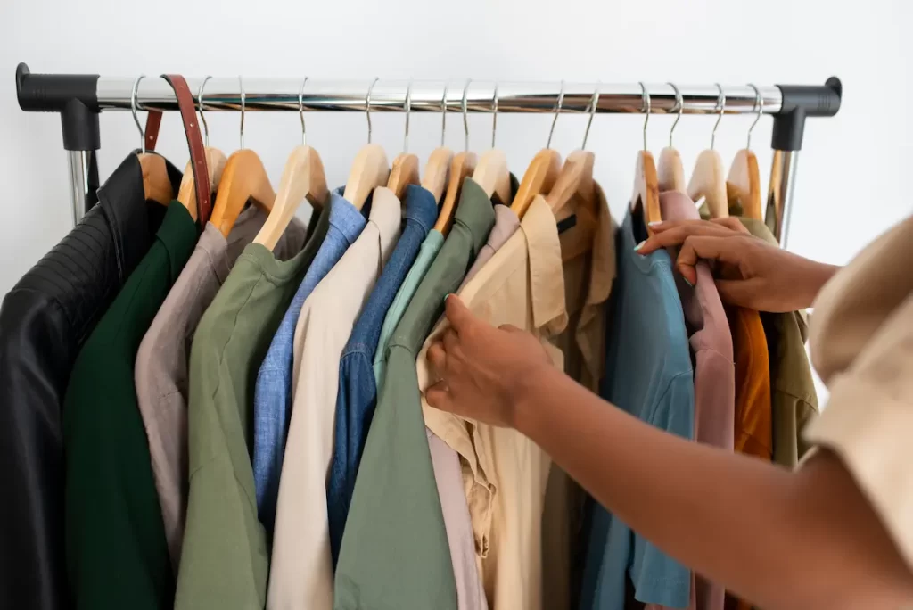 Mulher escolhendo roupas em brechó