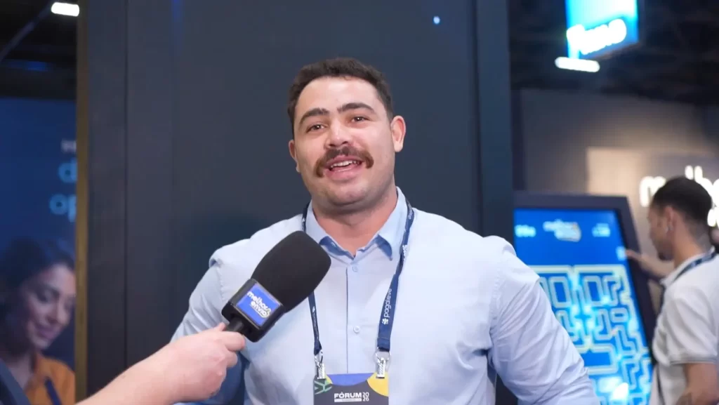João Pedro sendo entrevistado pelo Melhor Envio