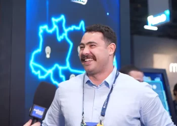 João Pedro, dono da Casa Imper, sorrindo sendo entrevistado