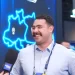 João Pedro, dono da Casa Imper, sorrindo sendo entrevistado