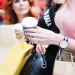 Mulher fazendo compras durante o dia do solteiro que acontece no dia 11.11