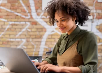 Mulher negra usando laptop