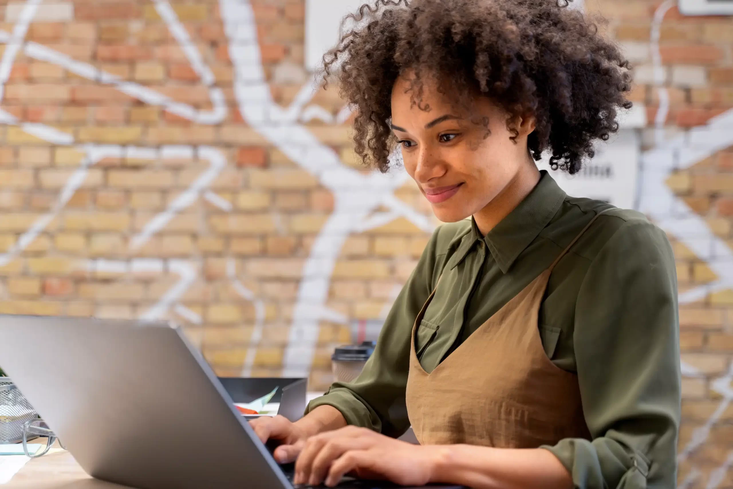 Mulher negra usando laptop