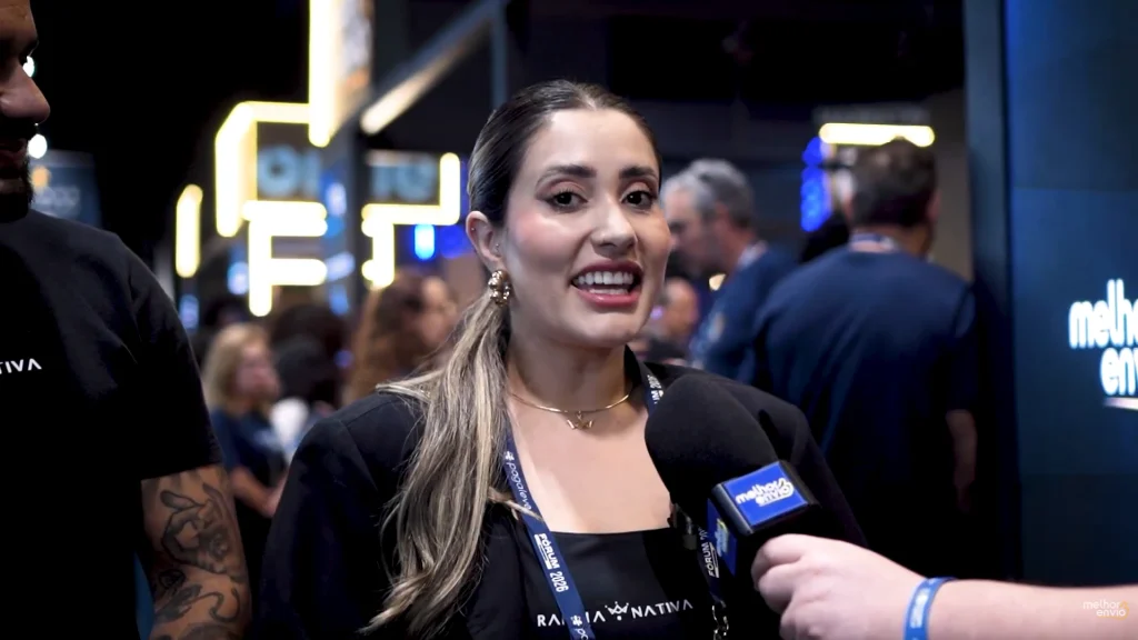 Tainá da Silva cofundadora da Rainha Nativa sendo entrevistada pelo Melhor Envio