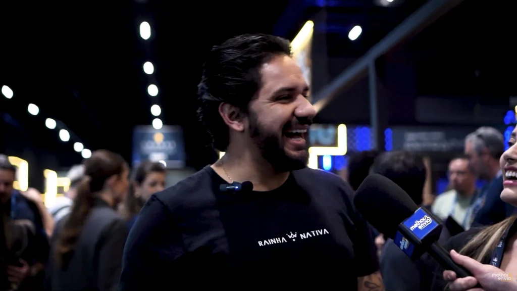 Felipe Firmo cofundador da Rainha Nativa sendo entrevistado pelo Melhor Envio