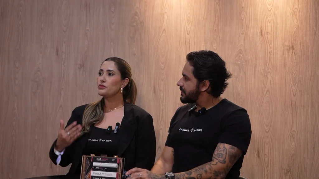 Cofundadores da Rainha Nativa dando entrevista juntos