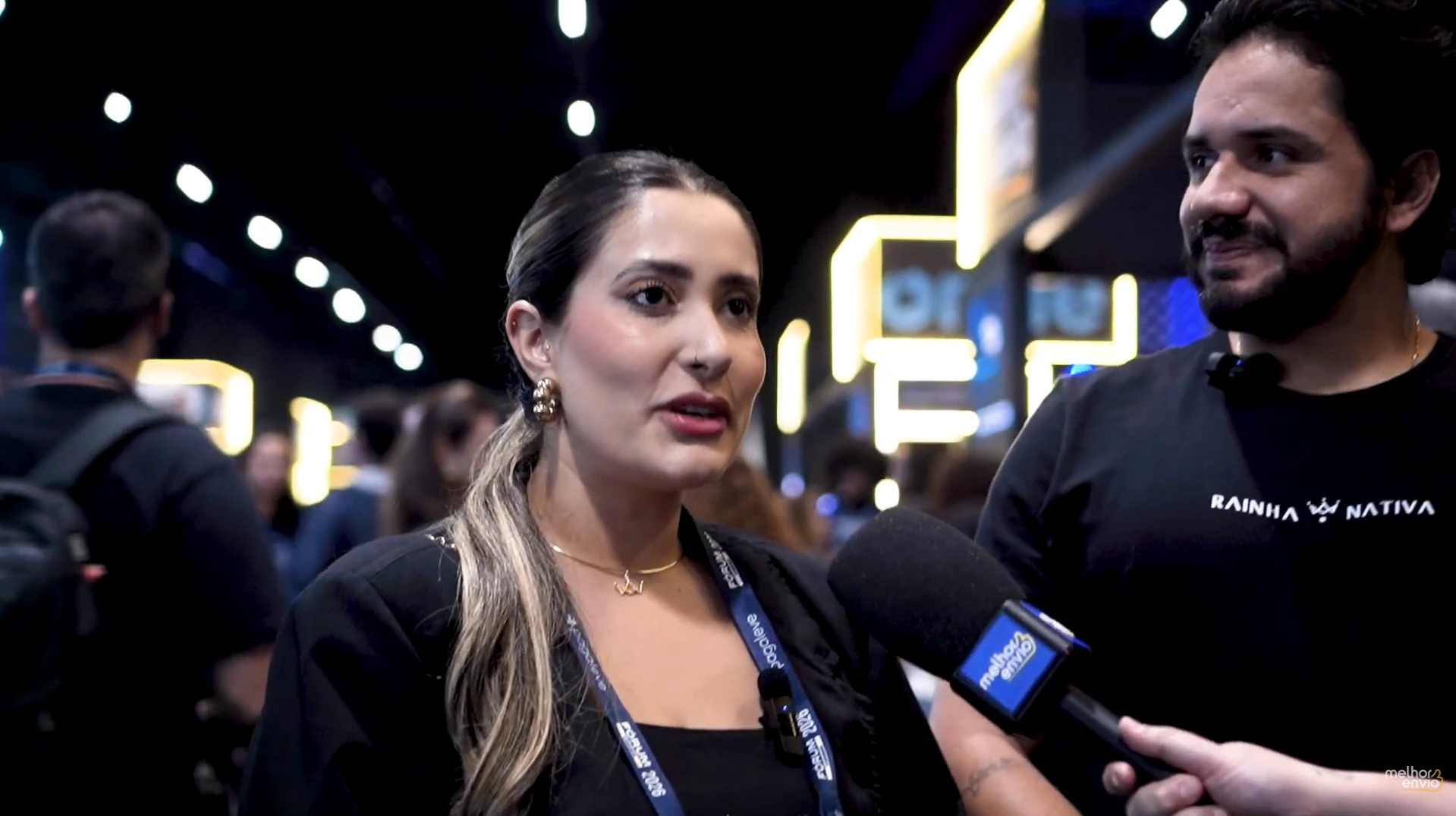 confundadores da Rainha Nativa sendo entrevistados